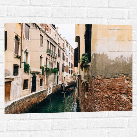 Muursticker - Gondel op Water in Smal Steegje van Venetië - 80x60 cm Foto op Muursticker
