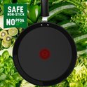 Zwarte Tefal koekenpan met 'Safe non-stick' en 'No PFOA, Cadmium, Lead' tekst.