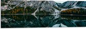 Dibond - Weerspiegelend Water bij de Mooie Bergen - 120x40 cm Foto op Aluminium (Wanddecoratie van metaal)