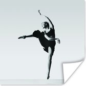 Poster Ballerina die op haar tenen staat in zwart-wit - 75x75 cm