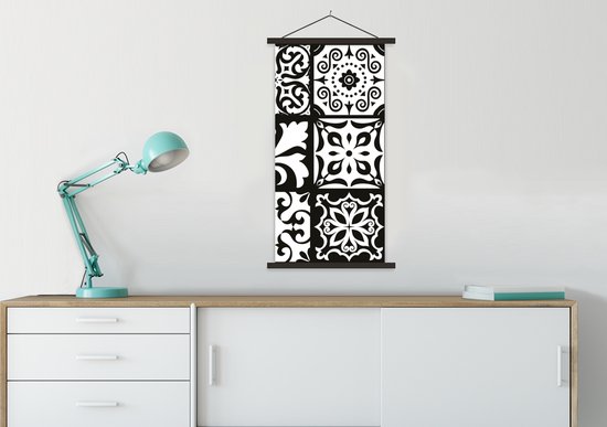 Posterhanger incl. Poster 60x120 cm - Schoolplaat - Patronen - Zwart - Wit - Bloemen - Abstract - Textielposter - Zwarte latten