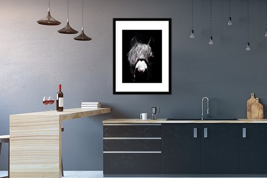 Photo en cadre - Gros plan d'un cheval sur fond noir Cadre photo noir avec passe-partout blanc 60x80 60x80 cm - Affiche sous cadre (Décoration murale salon / chambre)