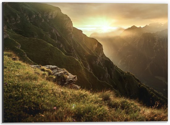 Dibond - De Stralen van de Zon langs de Randen van Bergen - 40x30 cm Foto op Aluminium (Met Ophangsysteem)