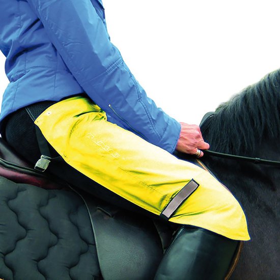 Model te paard met gele Rainlegs, blauwe jas en zwarte laarzen.