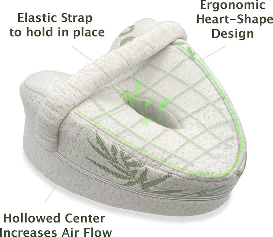 Wit bamboe kniekussen met groene lijnen en tekst 'Elastic Strap to hold in place' en 'Ergonomic Heart-Shape Design'.
