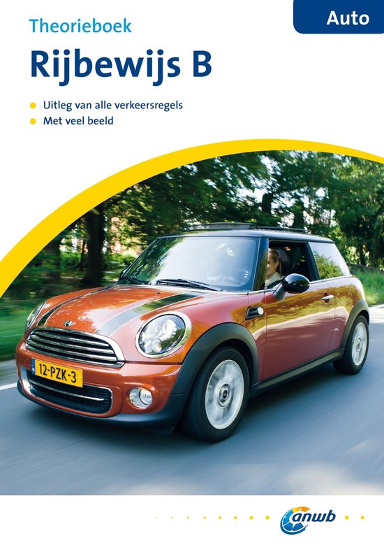 Theorieboek Rijbewijs B, met uitleg verkeersregels en veel beeld. Oranje Mini rijdt op een weg.