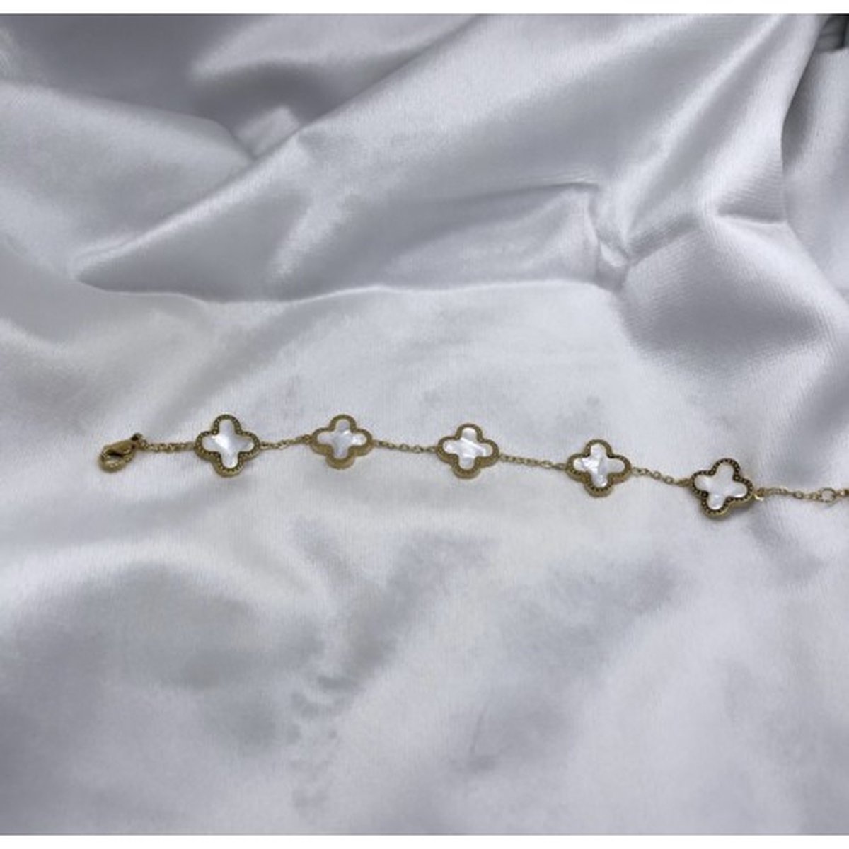 EHHbeauty - Klaverarmband - - Stainless steel-goudkleur - Clover -wit- accessoires - Cadeau valentijn - Goudkleurige klaver armband