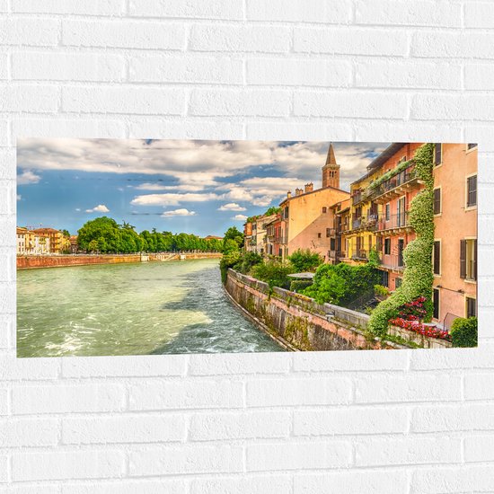 Muursticker - Klassiek Italiaanse Huisjes aan Adige Rivier, Italië - 100x50 cm Foto op Muursticker