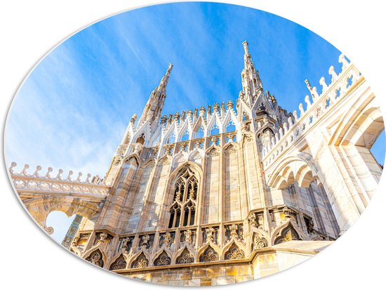 PVC Schuimplaat Ovaal - Onderaanzicht van Kathedraal van Milana onder Sluierbewolking, Italië - 56x42 cm Foto op Ovaal (Met Ophangsysteem)