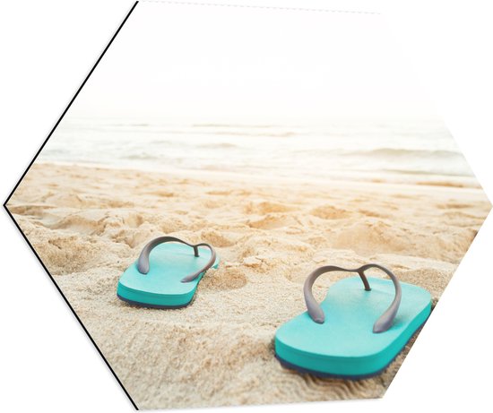 Dibond Hexagon - Blauw Paar Slippers op Strand aan de Zee - 70x60.9 cm Foto op Hexagon (Met Ophangsysteem)