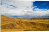 Acrylglas - Geel Berglandschap onder Wolkenveld in Peru - 75x50 cm Foto op Acrylglas (Met Ophangsysteem)
