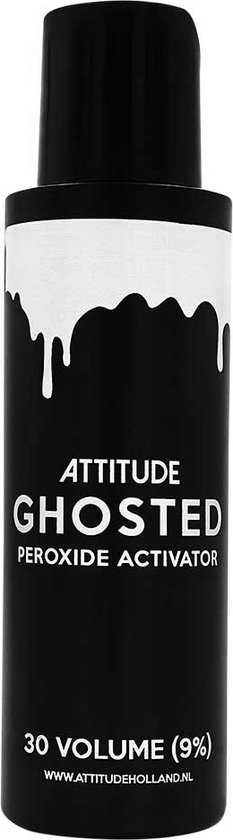 Zwarte fles met wit opdruk van Attitude Ghosted peroxide activator, 30 volume (9%).