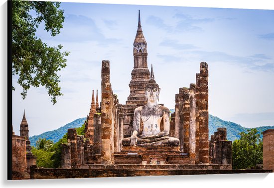 Canvas - Grote Buddha op Wat Mahathat Tempel voor Berg in Ayutthaya, Thailand - 120x80 cm Foto op Canvas Schilderij (Wanddecoratie op Canvas)
