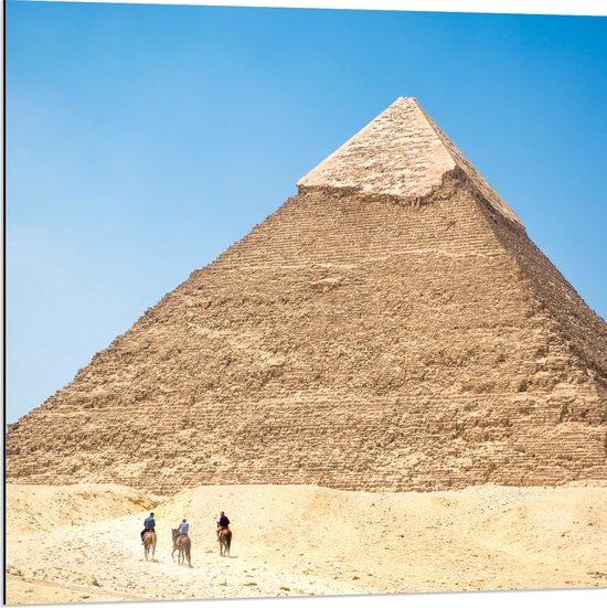 WallClassics - Dibond - Piramide in de Woestijn - 80x80 cm Foto op Aluminium (Met Ophangsysteem)