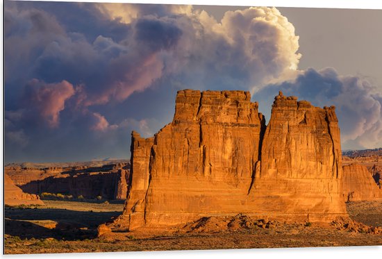 Dibond - Dreigende Wolken boven Kaarsrechte Rotsen - 105x70 cm Foto op Aluminium (Met Ophangsysteem)