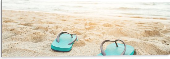 Dibond - Blauw Paar Slippers op Strand aan de Zee - 120x40 cm Foto op Aluminium (Wanddecoratie van metaal)