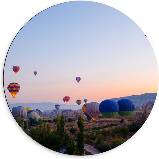 Dibond Muurcirkel - Lucht Vol Hete Luchtballonnrn boven Landschap in de Avond - 60x60 cm Foto op Aluminium Muurcirkel (met ophangsysteem)