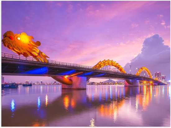 Poster (Mat) - Paarse Lucht boven Verlichte Dragon brug in Da Nang, Vietnam - 40x30 cm Foto op Posterpapier met een Matte look