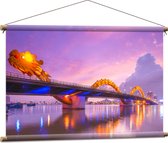 Textielposter - Paarse Lucht boven Verlichte Dragon brug in Da Nang, Vietnam - 90x60 cm Foto op Textiel