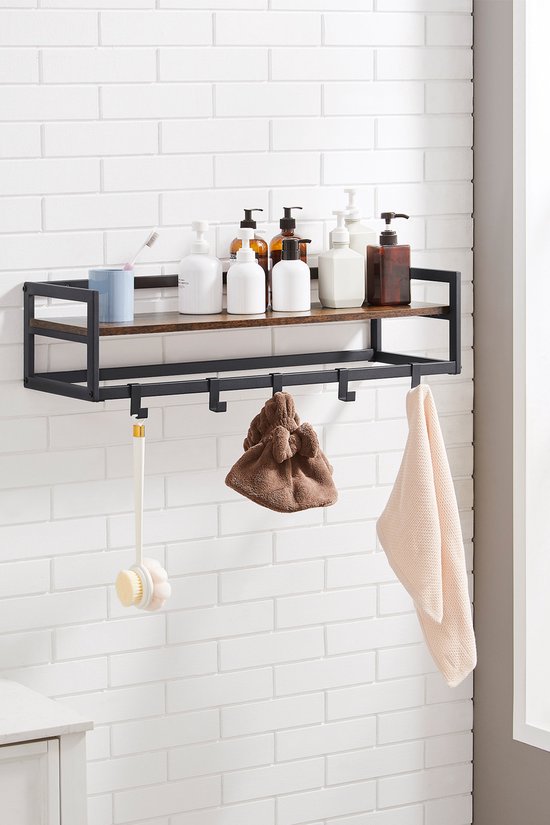 Zwarte metalen wandkapstok met bruine houten plank, 6 haken, met toiletartikelen en handdoeken.