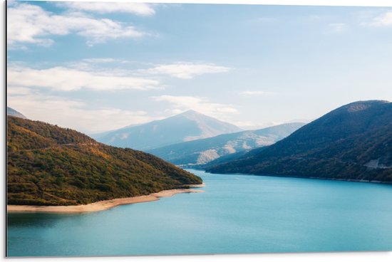 Dibond - Landschap van Water tussen Bergen vol Bomen - 75x50 cm Foto op Aluminium (Wanddecoratie van metaal)