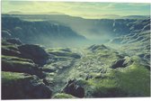 Vlag - Moerassig Landschap met Bergen vol Mist - 75x50 cm Foto op Polyester Vlag