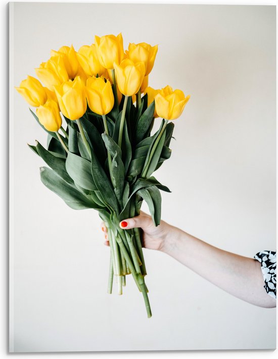 Acrylglas - Geel Tulpen Boeket in Vrouwenhand tegen Witte Muur - 30x40 cm Foto op Acrylglas (Wanddecoratie op Acrylaat)