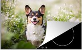 KitchenYeah® Inductie beschermer 77x51 cm - Hond - Bloemen - Corgi - Kookplaataccessoires - Afdekplaat voor kookplaat - Inductiebeschermer - Inductiemat - Inductieplaat mat