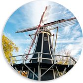 PVC Schuimplaat Muurcirkel - Oude Zwarte Houten Windmolen onder Sluierbewolking - 50x50 cm Foto op Muurcirkel (met ophangsysteem)