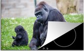 KitchenYeah® Inductie beschermer 77x51 cm - Een grote Gorilla met zijn baby - Kookplaataccessoires - Afdekplaat voor kookplaat - Inductiebeschermer - Inductiemat - Inductieplaat mat