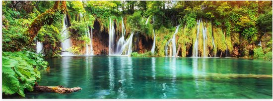 Poster (Mat) - Meerdere Kleine Watervallen in Blauw Water omringd door Planten - 60x20 cm Foto op Posterpapier met een Matte look