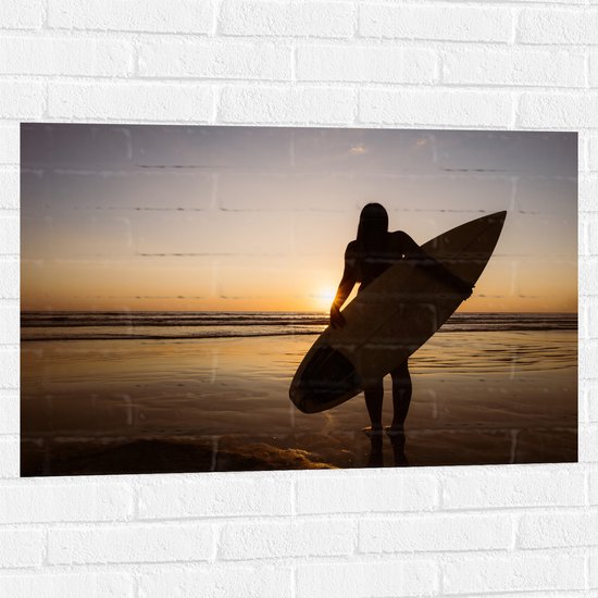 Muursticker - Achteraanzicht van Surfer lopend over het Strand - 90x60 cm Foto op Muursticker