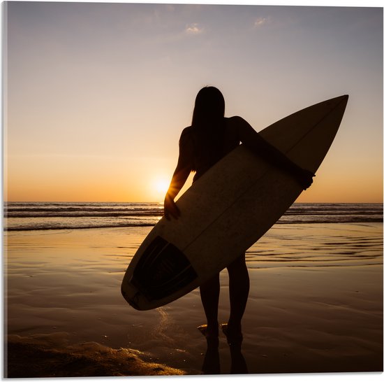 Acrylglas - Achteraanzicht van Surfer lopend over het Strand - 50x50 cm Foto op Acrylglas (Wanddecoratie op Acrylaat)