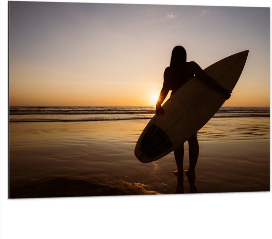 Dibond - Achteraanzicht van Surfer lopend over het Strand - 100x75 cm Foto op Aluminium (Wanddecoratie van metaal)