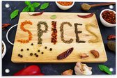 Tuinposter – Spices Geschreven met Specerijen op een Snijplank - 60x40 cm Foto op Tuinposter (wanddecoratie voor buiten en binnen)