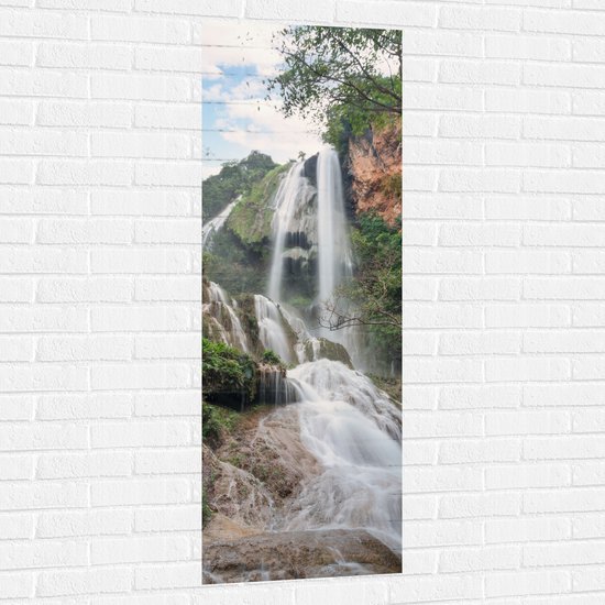 Muursticker - Hoge Watervallen tussen de Bomen en de Planten in het Regenwoud - 50x150 cm Foto op Muursticker