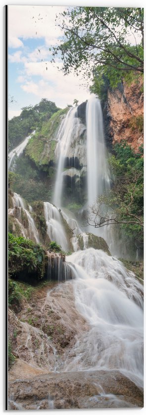 Dibond - Hoge Watervallen tussen de Bomen en de Planten in het Regenwoud - 20x60 cm Foto op Aluminium (Met Ophangsysteem)