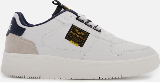 Sneaker PME Legend blanc avec accents en daim au talon et une étiquette noire/jaune PME Legend sur le côté.