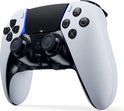 Driehoekige weergave van de witte en zwarte DualSense Edge controller met blauwe accentverlichting.