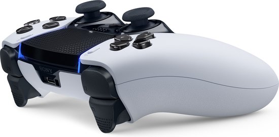 Zijaanzicht van de witte en zwarte DualSense Edge controller met blauwe accentverlichting.