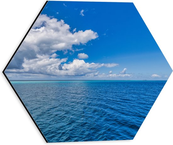 Dibond Hexagon - Blauwe Oceaan met Bewolkte en Open lucht - 30x26.1 cm Foto op Hexagon (Met Ophangsysteem)