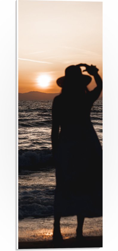 PVC Schuimplaat- Vrouw kijkend naar de Zee en Zonsondergang - 20x60 cm Foto op PVC Schuimplaat