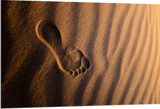 Dibond - Voetafdruk in het Zand - 120x80 cm Foto op Aluminium (Wanddecoratie van metaal)