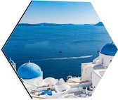 Dibond Hexagon - Grieks Eiland aan het water met traditioneel blauwe daken - 40x34.8 cm Foto op Hexagon (Met Ophangsysteem)