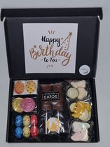 Kids Paas Snoeperij Pakket - Brievenbus box met verschillende chocolade en snoeplekkernijen en vrolijke Paasstickers - Mystery Card 'Happy Birthday' met persoonlijke online (video) boodschap | Cadeaubox | Chocoladebox | Snoepbox | Kidsbox