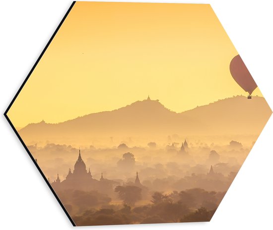 Dibond Hexagon - Luchtballon Zwevend boven Tempels in Oranje Zonlicht - Bagan Myanmar - 30x26.1 cm Foto op Hexagon (Met Ophangsysteem)