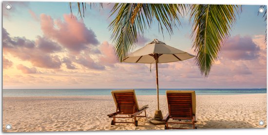 Tuinposter – Twee Ligbedden op het Strand met Palmboom - 100x50 cm Foto op Tuinposter (wanddecoratie voor buiten en binnen)