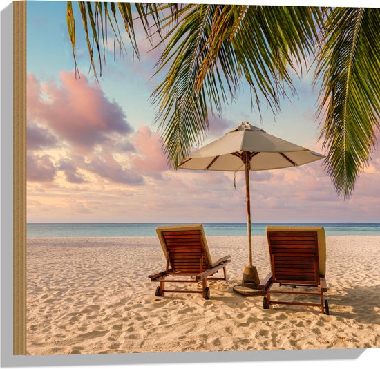 Hout - Twee Ligbedden op het Strand met Palmboom - 50x50 cm - 9 mm dik - Foto op Hout (Met Ophangsysteem)
