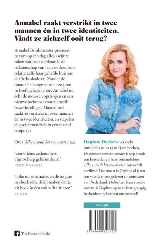 Vrouw met blond haar in spijkerjasje glimlacht. Tekst: 'Annabel raakt verstrikt in twee mannen én in twee identiteiten. Vindt ze zichzelf ooit terug?' Daphine Deckers verkocht inmiddels ruim 1,5 miljoen boeken. 'De geboorte van een moeder' is nog steeds een bestseller en haar romandebuut 'Alles is zoals u het zou moeten zijn' wordt verfilmd.
