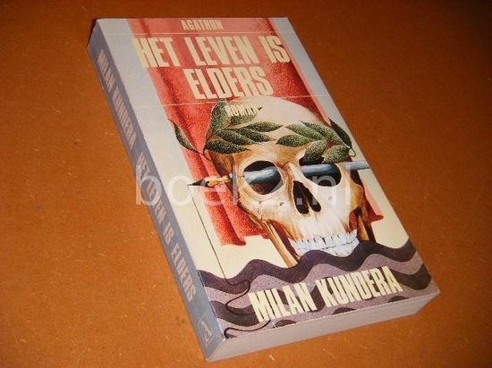 Boekomslag 'Het leven is elders' van Milan Kundera. Een schedel met een laurierkrans en een dolk.